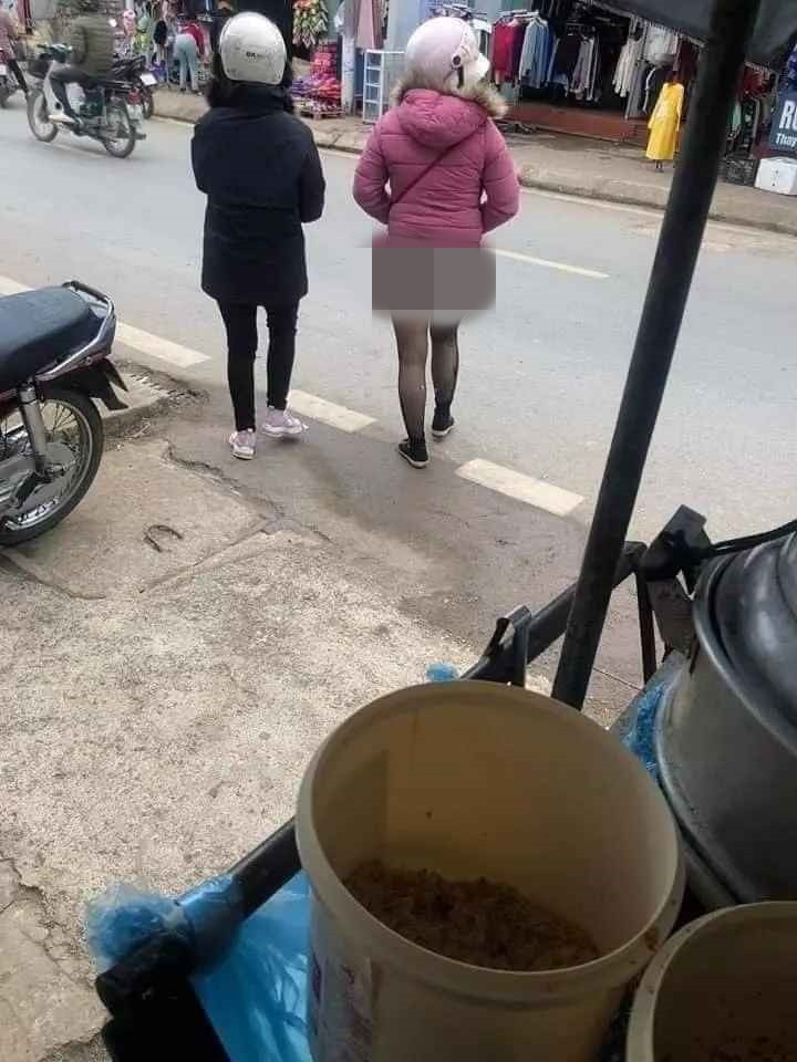 Trước đó, dân mạng Việt cũng từng xôn xao hình ảnh về một người phụ nữ khi đi ra chợ mua đồ nhưng không mặc nội y hay diện đồ để hở vùng nhạy cảm ra ngoài.