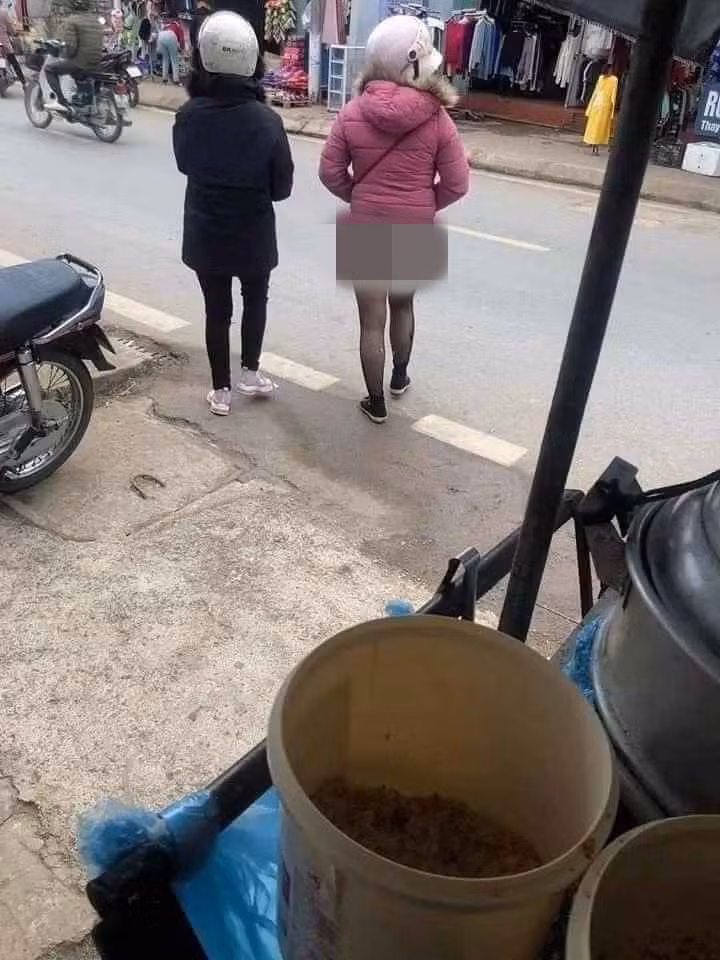 Trước đó, dân mạng Việt cũng từng xôn xao hình ảnh về một người phụ nữ khi đi ra chợ mua đồ nhưng không mặc nội y hay diện đồ để hở vùng nhạy cảm ra ngoài.