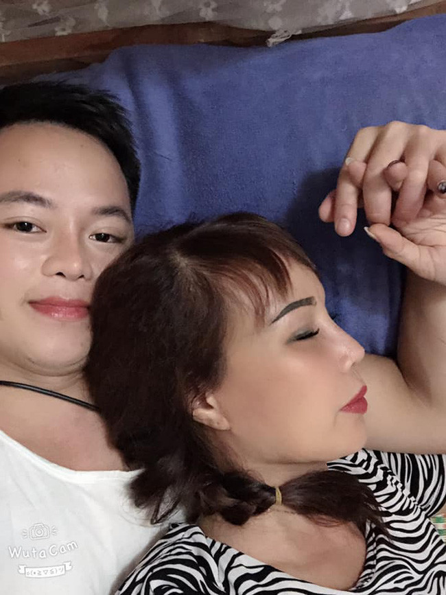 Đi kèm bức ảnh cặp đôi đũa lệch nằm ôm nhau là dòng trạng thái: "Sóng gió cuộc đời nuôi ta lớn/Xã hội nghiệt ngã dạy ta khôn/Vợ yêu ơi mình đã về đến nơi bình yên rồi/Tay trong tay ta cho giấc thêm nồng say".