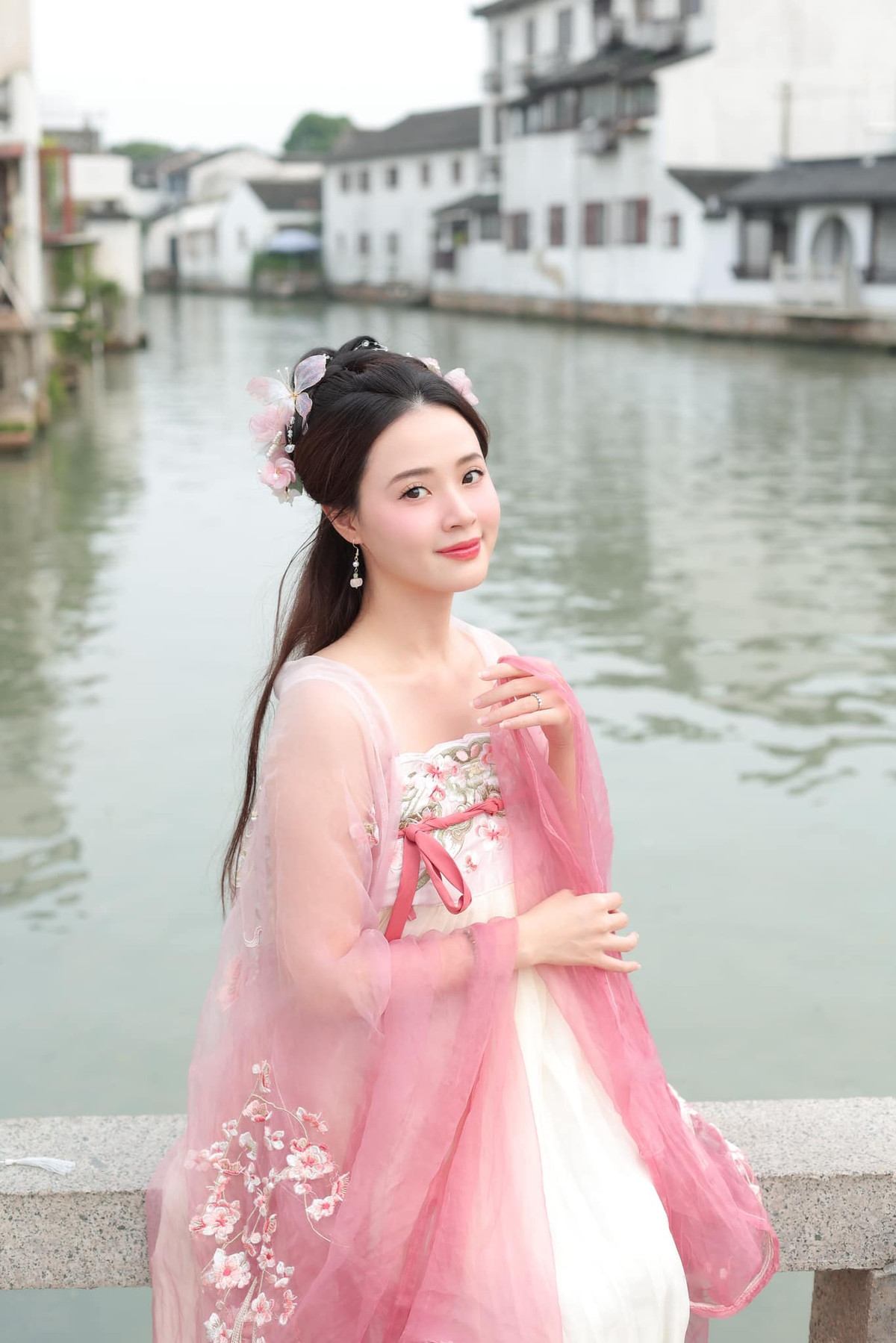 Phố cổ Shantang nổi bật với những con đường lát đá dọc theo kênh rạch, cùng với những ngôi nhà cổ kính mang đậm nét kiến trúc cổ truyền. Du khách đến đây có cơ hội tìm hiểu về văn hóa lịch sử và trải nghiệm ẩm thực hấp dẫn của địa phương.