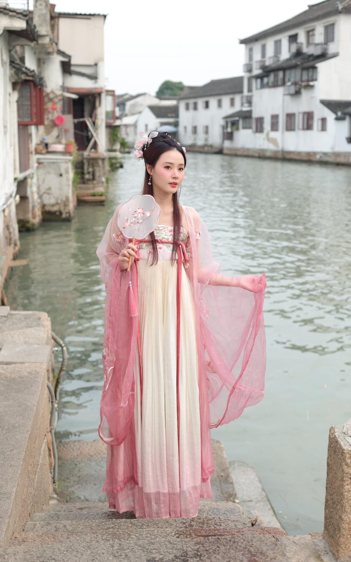 Dạo quanh Shantang, sẽ dễ dàng bắt gặp những ngôi nhà cổ với mái ngói cong, tường trắng và cửa gỗ nâu đặc trưng của kiến trúc nhà Minh - Thanh.