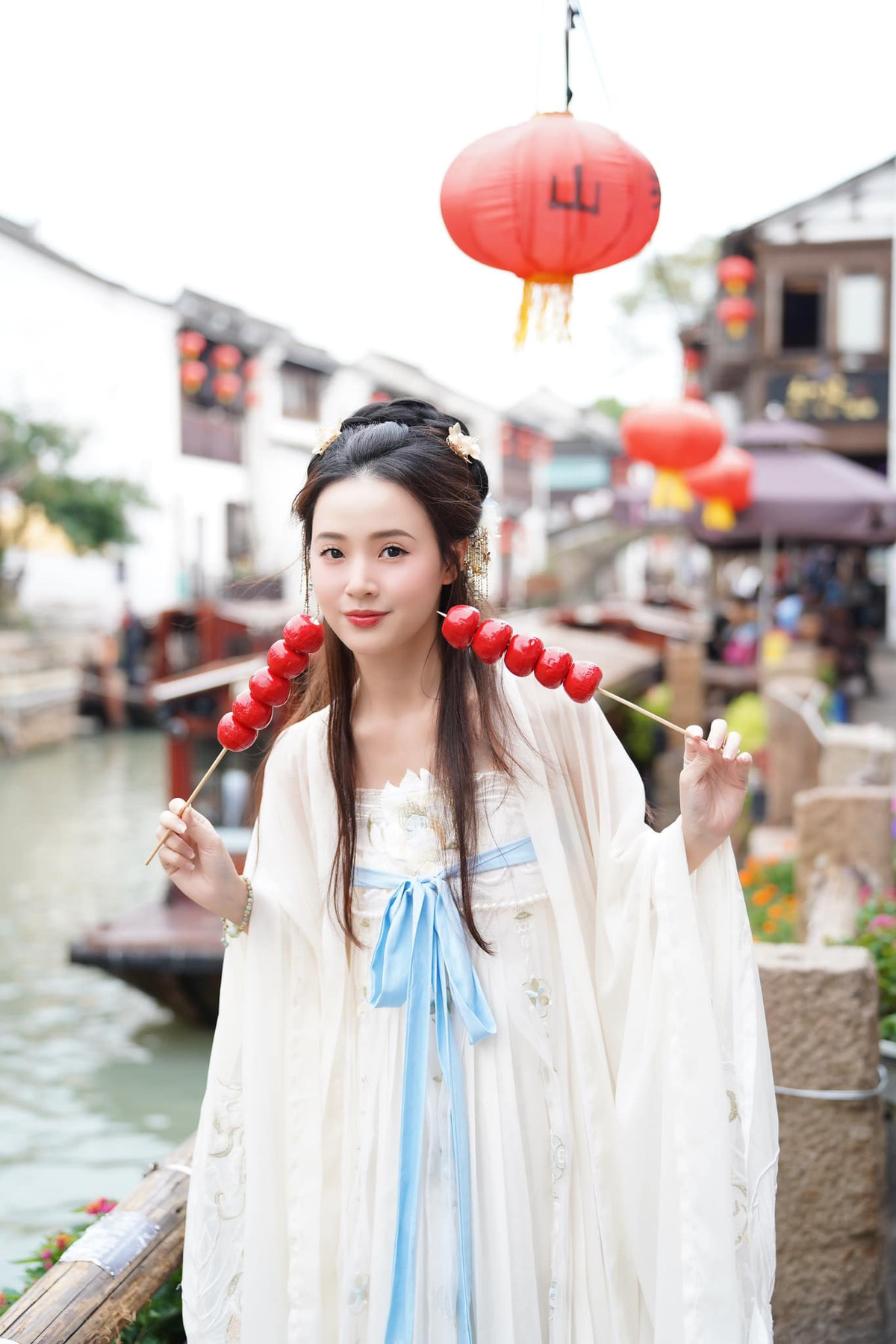 Tới đây, du khách không nên bỏ lỡ món bánh bao nước (Xiaolongbao), Cá hấp Tô Châu (Song Shu Gui Yu), Đậu hũ thối (Chou Doufu) hay Kẹo hồ lô (Tanghulu).