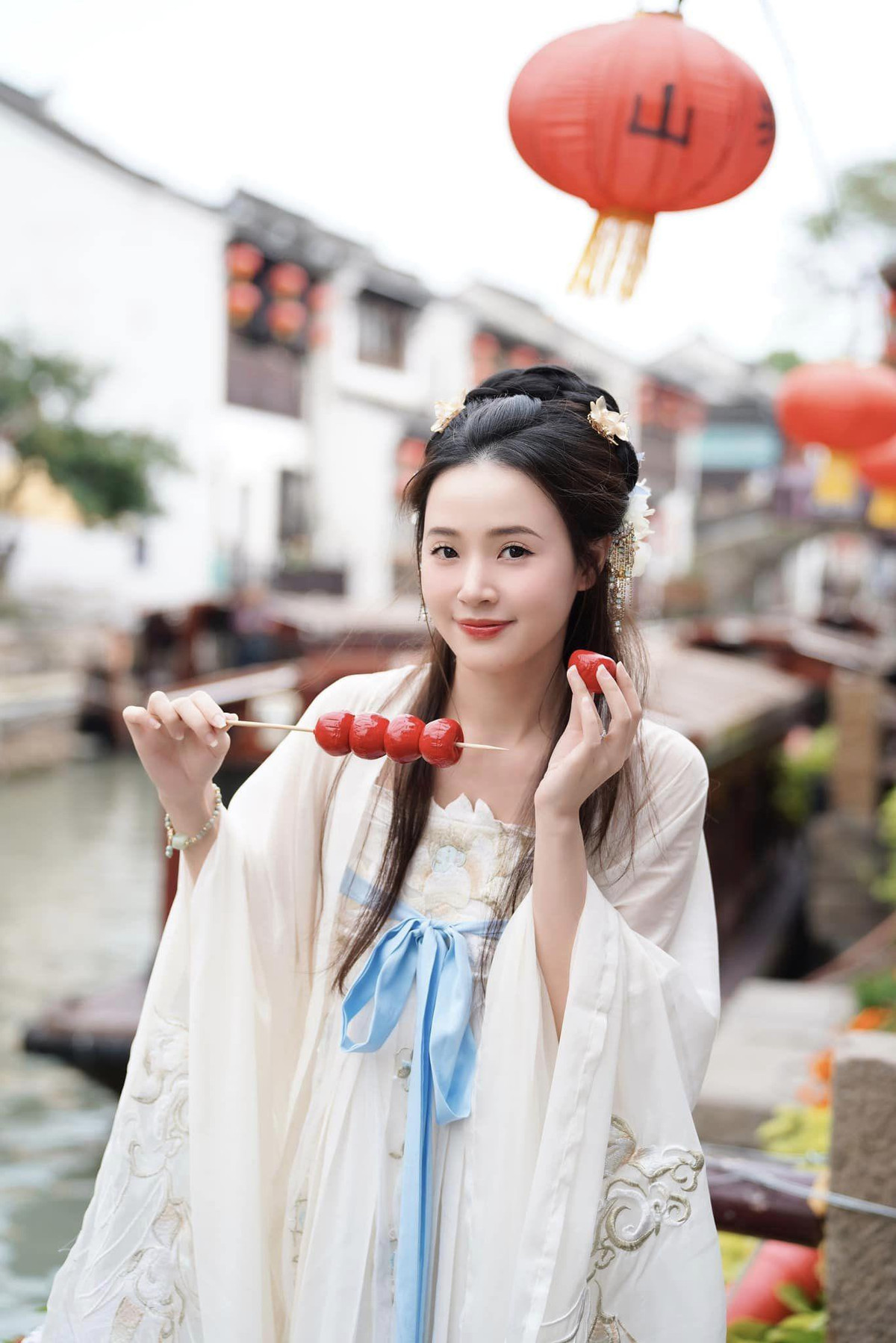 Kẹo hồ lô là một món ăn vặt phổ biến không chỉ ở Tô Châu mà trên khắp Trung Quốc. Trái cây (thường là táo gai, nho, hoặc dâu tây) được xiên que và nhúng vào đường nấu chảy để tạo thành lớp vỏ đường giòn, ngọt ngào.