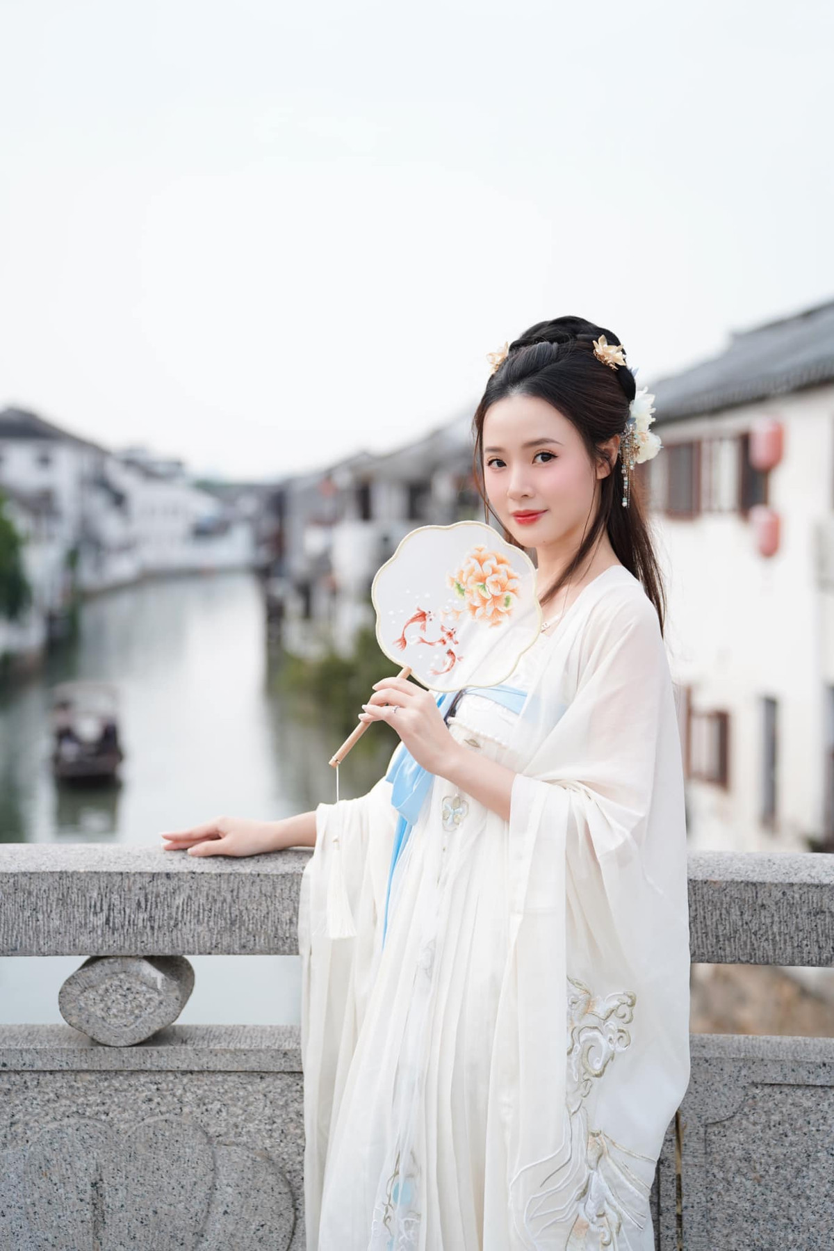 Đến đây, du khách có thể ngồi trên những chiếc thuyền nhỏ trôi lững lờ trên kênh, ngắm nhìn cảnh sắc hai bên bờ, với những cây liễu rủ bóng và những chiếc đèn lồng lung linh.