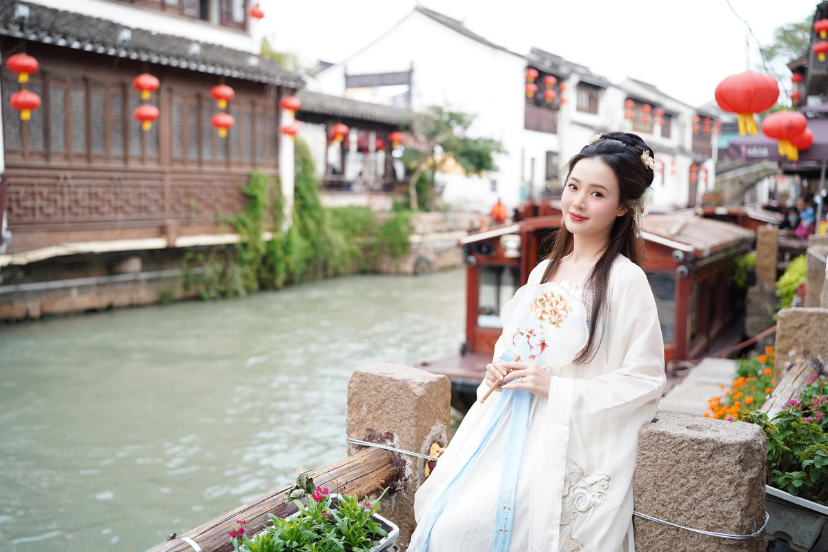 Mi Du đẹp như "thần tiên tỷ tỷ" bên kênh Sơn Đường. Đây là một trong những địa điểm ấn tượng, góp phần mang lại vẻ đẹp tự nhiên và quyến rũ cho khu phố cổ.