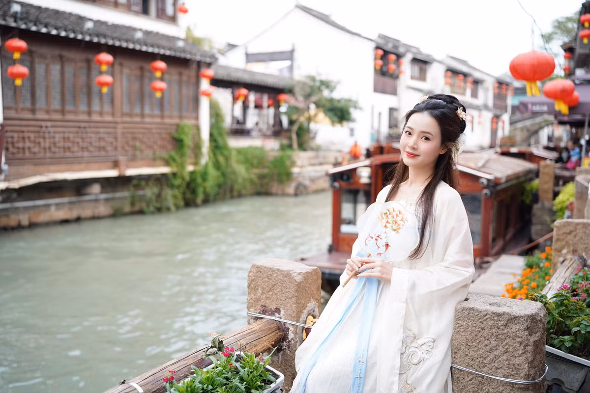 Mi Du đẹp như "thần tiên tỷ tỷ" bên kênh Sơn Đường. Đây là một trong những địa điểm ấn tượng, góp phần mang lại vẻ đẹp tự nhiên và quyến rũ cho khu phố cổ.