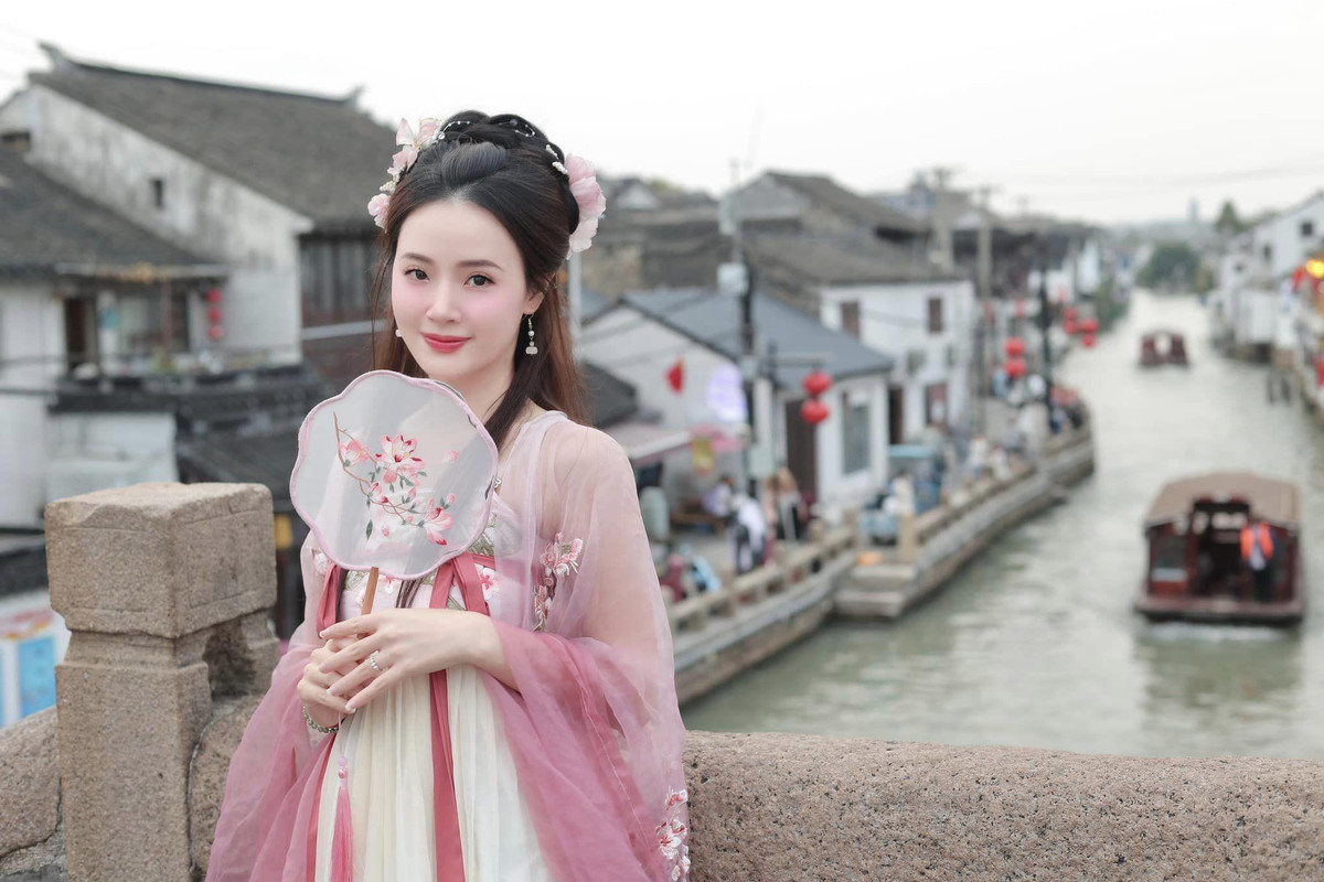 Phía sau lưng "nữ giảng viên đẹp nhất Sài thành" là những ngôi nhà nằm dọc theo con kênh dài 7 dặm, tạo nên một không gian yên bình, lãng mạn.