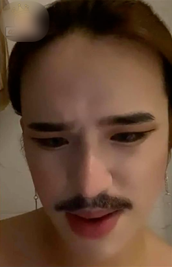 Tuy nhiên, nhiều người vẫn chưa biết hiện tượng mạng Trần Đức Bo đang có suy nghĩ gì khi mặc áo dây khoe thân hình nóng bỏng với gương mặt râu lồm xồm kia.