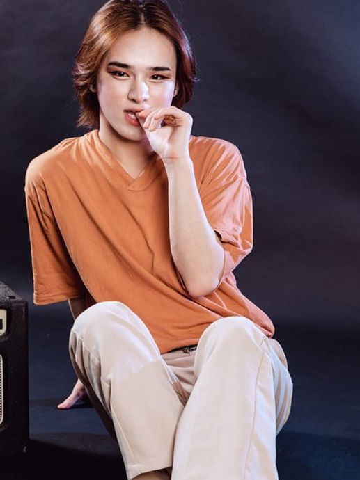 Sau thời gian dài giả gái, Trần Đức Bo có lẽ cũng quên luôn việc hình ảnh của một trai thẳng 100% là như thế nào ngoài bộ râu.