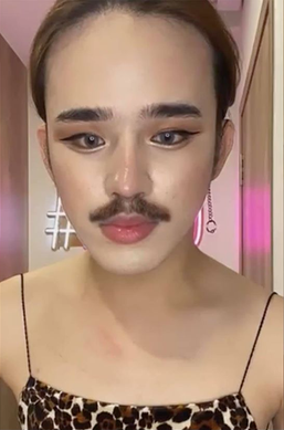 Mới đây, mạng xã hội lan truyền nhanh chóng hình ảnh mới nhất của thảm họa mạng Trần Đức Bo khi xuất hiện với bộ râu lồm xồm, hiện tượng mạng sinh năm 1999 đang lấy lại hình ảnh nam tính sau tuyên bô trai thẳng.