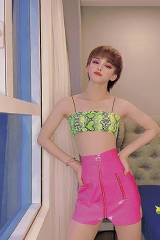 Trong khi gương mặt tràn đầy sự nam tính với râu rậm rạp thì phần thân dưới lại mặc áo dây nữ tính, ngoài ra chàng trai nam tính Trần Đức Bo vẫn kẻ mắt sắc lẹm.