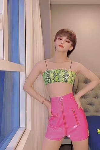 Trong khi gương mặt tràn đầy sự nam tính với râu rậm rạp thì phần thân dưới lại mặc áo dây nữ tính, ngoài ra chàng trai nam tính Trần Đức Bo vẫn kẻ mắt sắc lẹm.