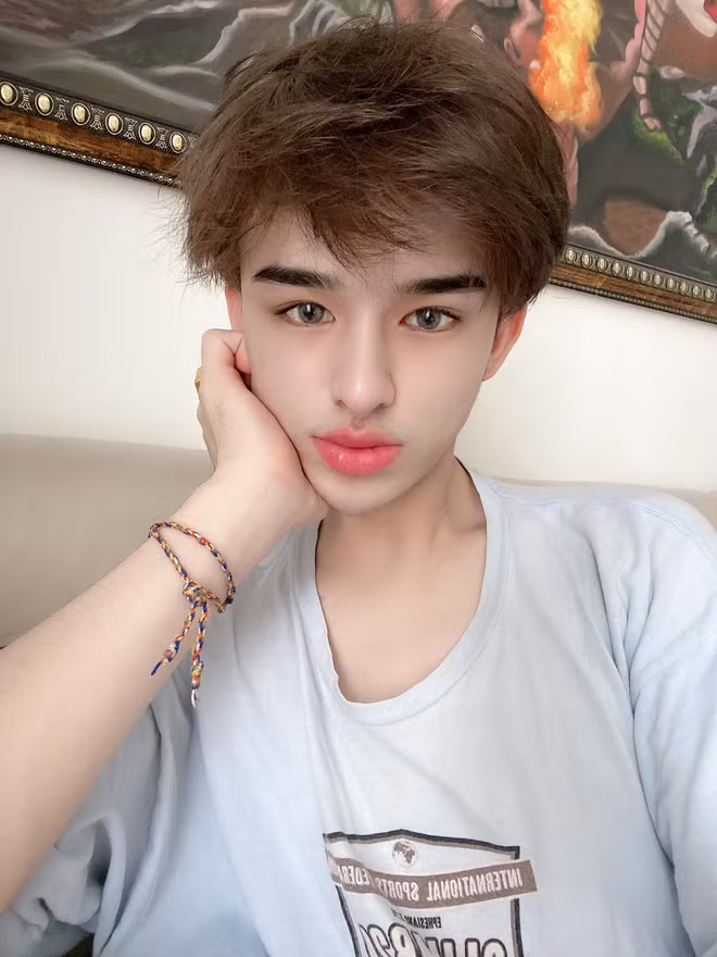 Những vấn đề như vậy cho mình xin phép không được trả lời nha tại vì mình không thích nói chuyện giới tính trên MXH. Thêm một điều nữa là về việc mình yêu con trai hay con gái đâu phải là vấn đề đâu. Vì con gì thì cũng là con người và xứng đáng được yêu mà. Cái quan trọng là mình có cảm xúc, đồng cảm được với nhau thì yêu nhau thôi. Có gì đâu phải căng thẳng lên vậy?"... Trần Đức Bo cho biết thêm.