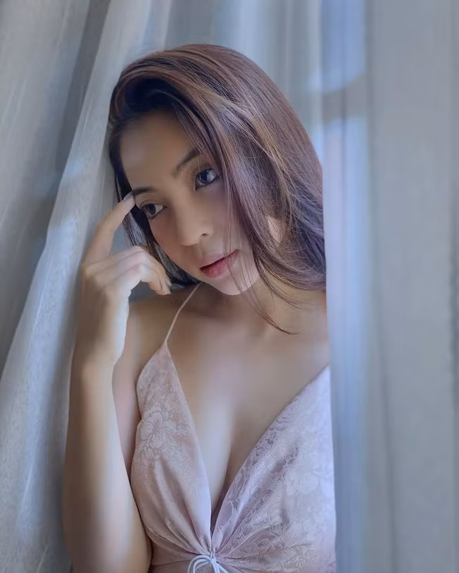 Nhật Lê được đánh giá là ngày càng sắc sảo và quyến rũ. Gu thời trang của hot girl Quảng Nam cũng phóng khoáng và táo bạo hơn nhiều.