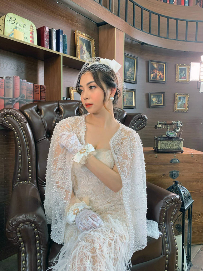 Theo như những gì hội bạn thân Nhật Lê chia sẻ trên trang cá nhân, cô nàng đã chính thức theo chồng về dinh.