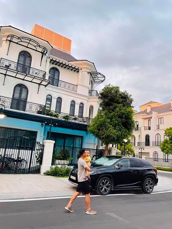 Có lần, nam cầu thủ dành tặng vợ một phong bì dày cộp khiến dân mạng vô cũng tò mò và thích thú. Hùng Dũng vừa vội vàng bế lấy con vừa trao phong bì cho bà xã.