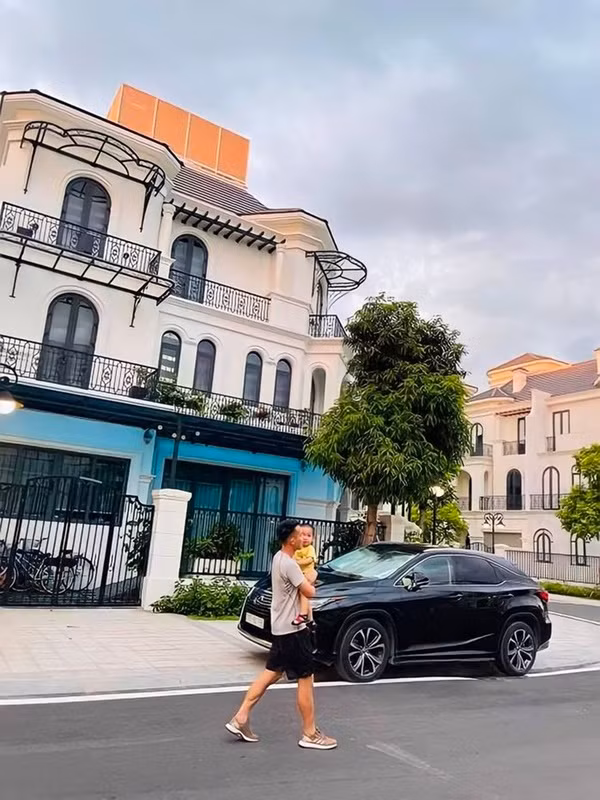 Có lần, nam cầu thủ dành tặng vợ một phong bì dày cộp khiến dân mạng vô cũng tò mò và thích thú. Hùng Dũng vừa vội vàng bế lấy con vừa trao phong bì cho bà xã.