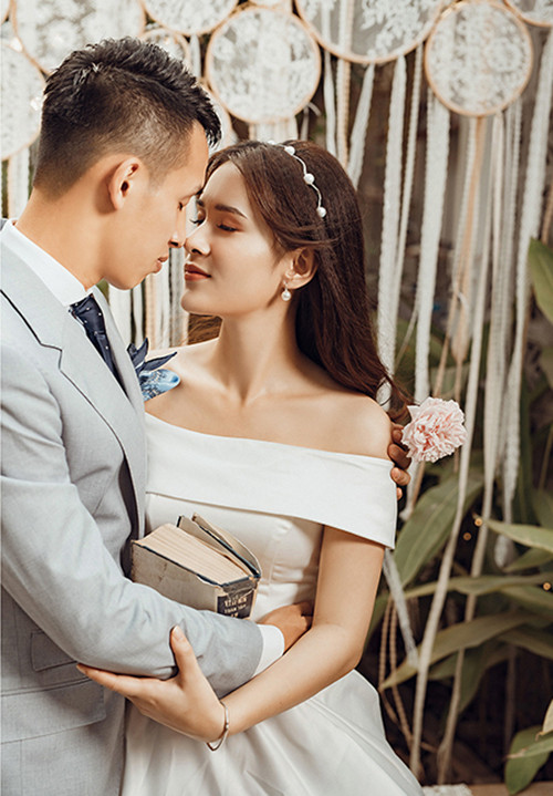 Dù không biết giá trị cụ thể nhưng để “rước” được chiếc xe này về, chàng tiền vệ sinh năm 1993 đã phải bỏ ra số tiền không dưới 1 tỷ đồng và phải chờ xe trong vòng gần 1 năm. Đây chính là thành quả đáng trân trọng sau nhiều năm tháng nỗ lực của anh dành tặng cho vợ.