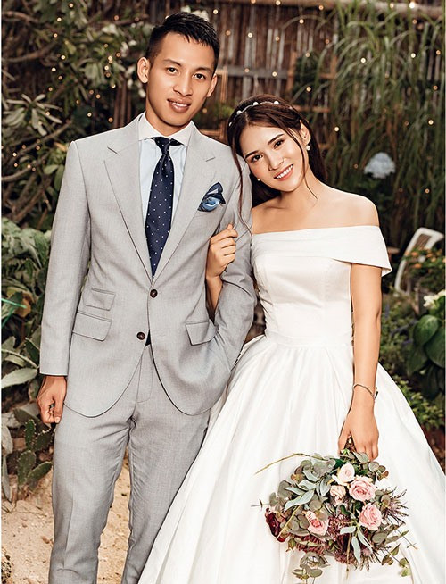 Trên trang cá nhân của mình, Mộc Trinh - bà xã nam cầu thủ đã chia sẻ loạt khoảnh khắc vợ chồng đến nhận chiếc xế hộp mới của mình.