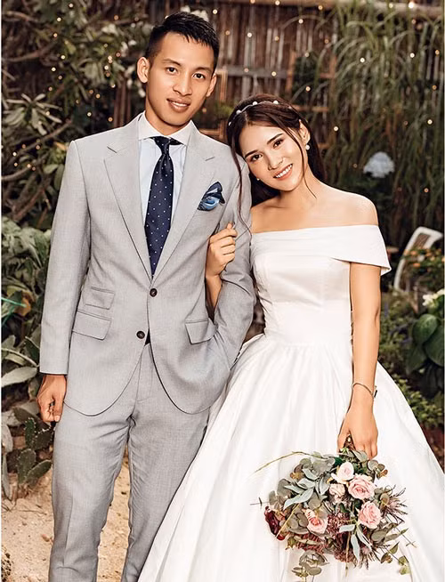 Trên trang cá nhân của mình, Mộc Trinh - bà xã nam cầu thủ đã chia sẻ loạt khoảnh khắc vợ chồng đến nhận chiếc xế hộp mới của mình.