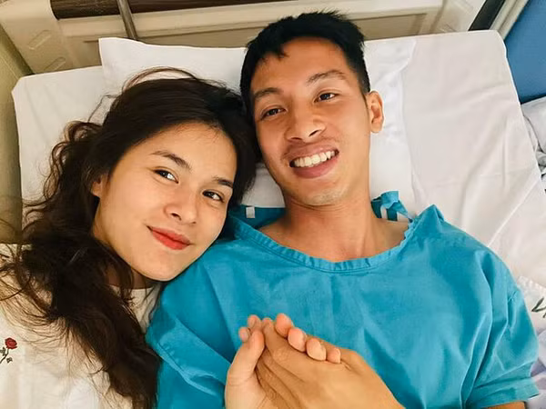 Nhiều lần, nam tiền vệ đội tuyển Việt Nam không ngại thể hiện tình cảm dành cho tổ ấm nhỏ của mình. Hùng Dũng thường sẽ chi mạnh tay trong những ngày lễ để vợ mua sắm thỏa thích những thứ mình cần.