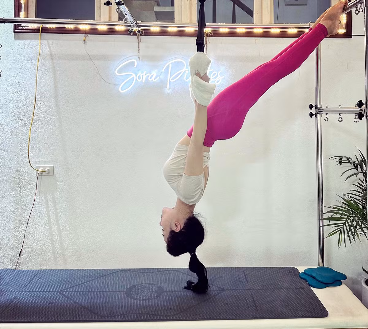 Trong loạt ảnh do Nhật Linh đăng tải, có thể thấy cô nàng tuy đã sinh 2 con nhưng vóc dáng lại rất thon gọn, nét nào ra nét đó.