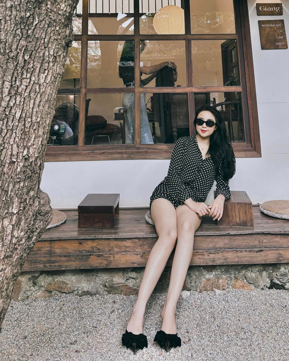 Cụ thể, Võ Nhật Linh đã thực hiện màn đu người trên khung sắt và chỉ có hai tay là điểm tựa duy nhất. Không chỉ vừa tập trung giữ thăng bằng, cô giáo mầm non còn phải cố gắng giữ cho tư thế tập ở mức chuẩn nhất.