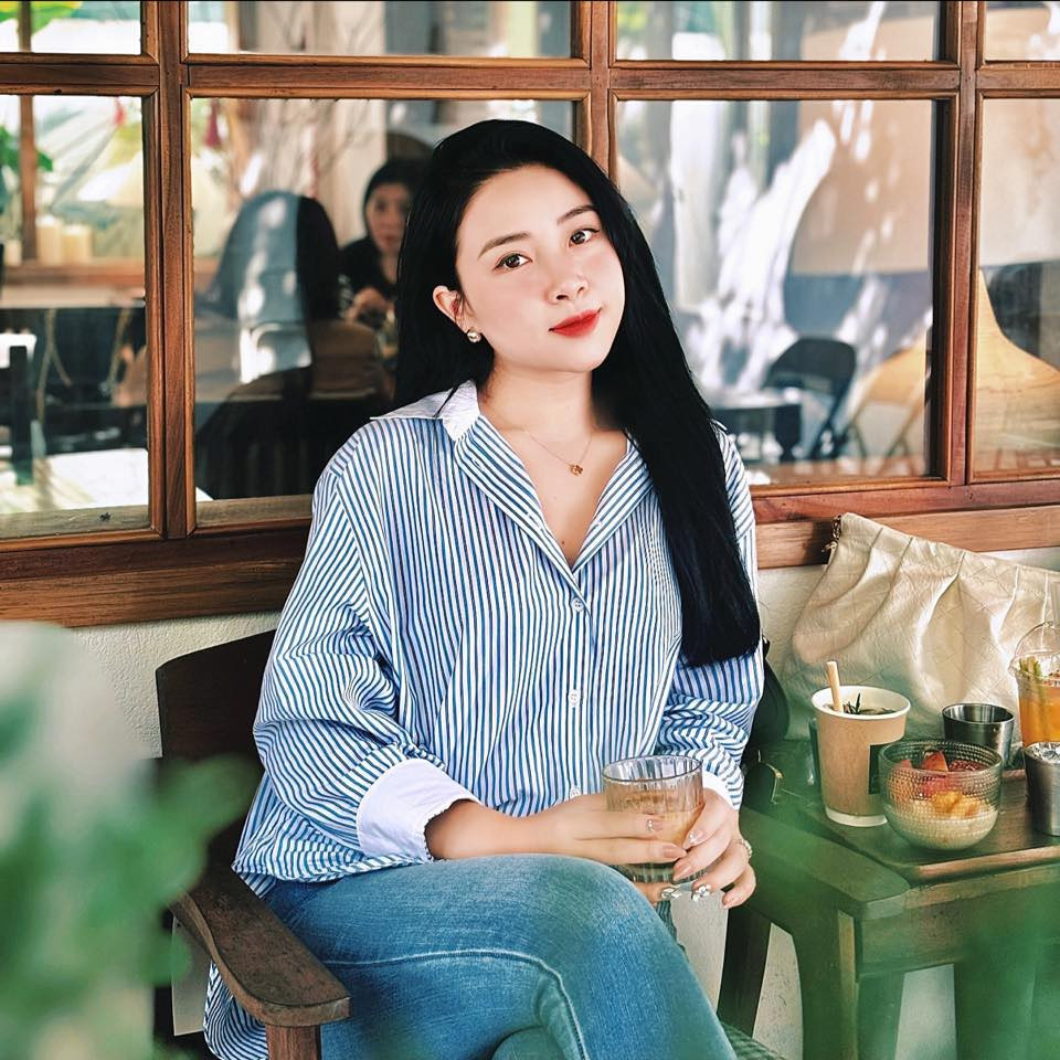 Võ Nhật Linh sinh năm 1997, tại tỉnh Nghệ An. Cô được công chúng chú ý nhiều khi là vợ của cầu thủ Phan Văn Đức.