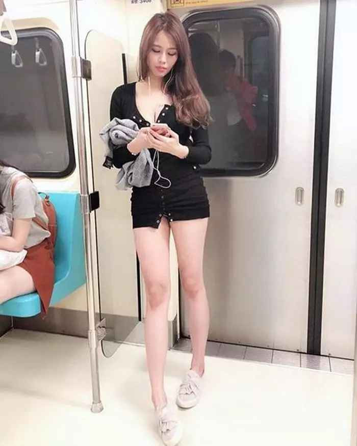 Vụ việc được ghi lại và công bố trên mạng xã hội. Sau đó, người này bị cảnh sát đến tận cơ quan truy tìm và đưa về đồn cảnh sát để chấp hành án phạt tội quấy rối tình dục.