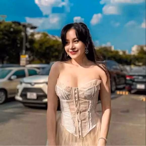  Bà Tưng (Huyền Anh) từng "làm mưa làm gió" trên mạng xã hội trong một thời gian dài. Nhưng thời điểm đó, hình ảnh của Bà Tưng nhận phải không ít ý kiến trái chiều.