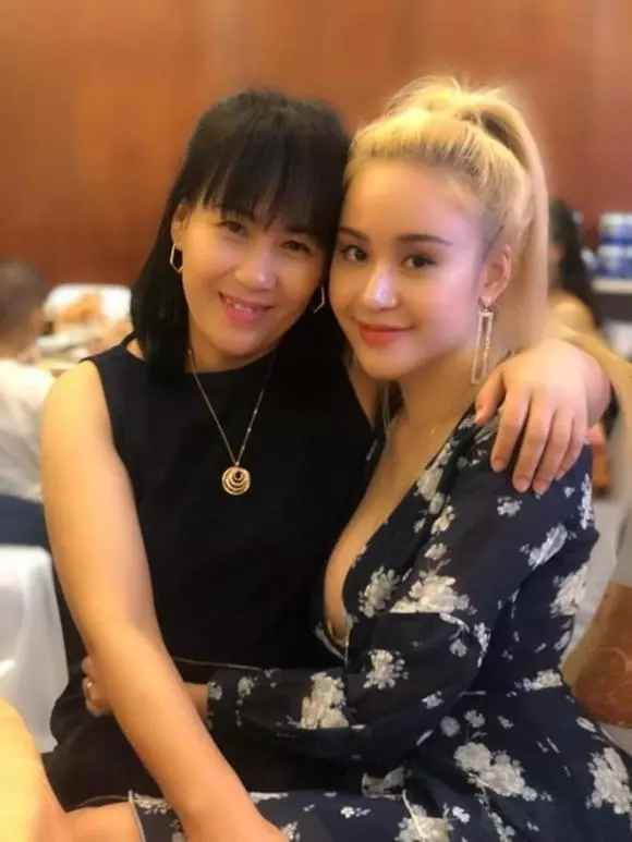 Hậu nổi tiếng, vì một số ồn ào không đáng có nên hot girl Bà Tưng đã "ở ẩn". Hiện tại, cô đã chăm xuất hiện trở lại, chăm đăng ảnh gợi cảm và tương tác với dân mạng.