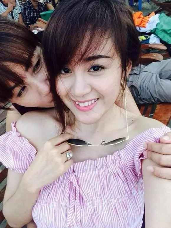 Khi ấy, mẹ ruột của hiện tượng mạng Bà Tưng từng lên tiếng: "Đó là cách riêng của Huyền Anh và tôi không có ý kiến gì. Mà cũng không có gì to tát, chuyện nó hở hang hay không mặc áo ngực là hoàn toàn bình thường. Hồi ở nhà, nó cũng không mặc. Dù dư luận có nói gì thì tôi cũng bỏ ngoài tai và mặc kệ, tôi biết con mình ngoan hay hư, vẫn luôn tin tưởng và tự hào về con gái mình".