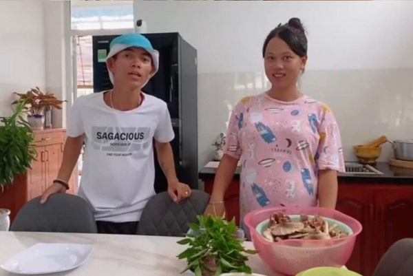 Được biết, vợ của Sô Y Tiết là một cô gái người dân tộc Tày tên Bông Lan. Cô sở hữu nước da ngăm cùng những đường nét lai Tây trông rất thuận mắt.