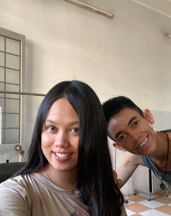 Ở những đầu của thai kỳ, Bông Lan rất mệt mỏi vì không ăn uống được gì, nhìn thấy đồ ăn là sợ và thường xuyên sốt nhẹ về chiều.