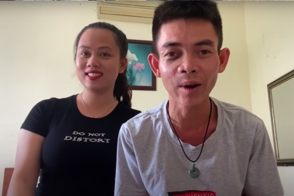 Bụng bầu ngày càng lớn cộng thêm việc tăng cân để nuôi em bé khiến Bông Lan đi lại khá nặng nề.