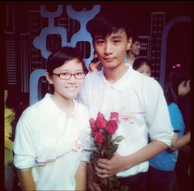 Bên cạnh đó, thành tích học tập của thí sinh Đường lên đỉnh Olympia - Phùng Quang Huy khi đó đã khiến rất nhiều người ngưỡng mộ, là học sinh giỏi có tiếng ở trường.