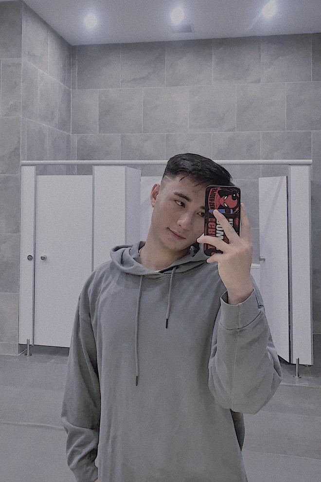 Quang Huy có tình yêu và năng khiếu đặc biệt dành cho môn Tiếng Anh khi từng đạt giải Nhì học sinh giỏi tỉnh và Huy chương Đồng Olympic Tiếng Anh của Bộ GD-ĐT.