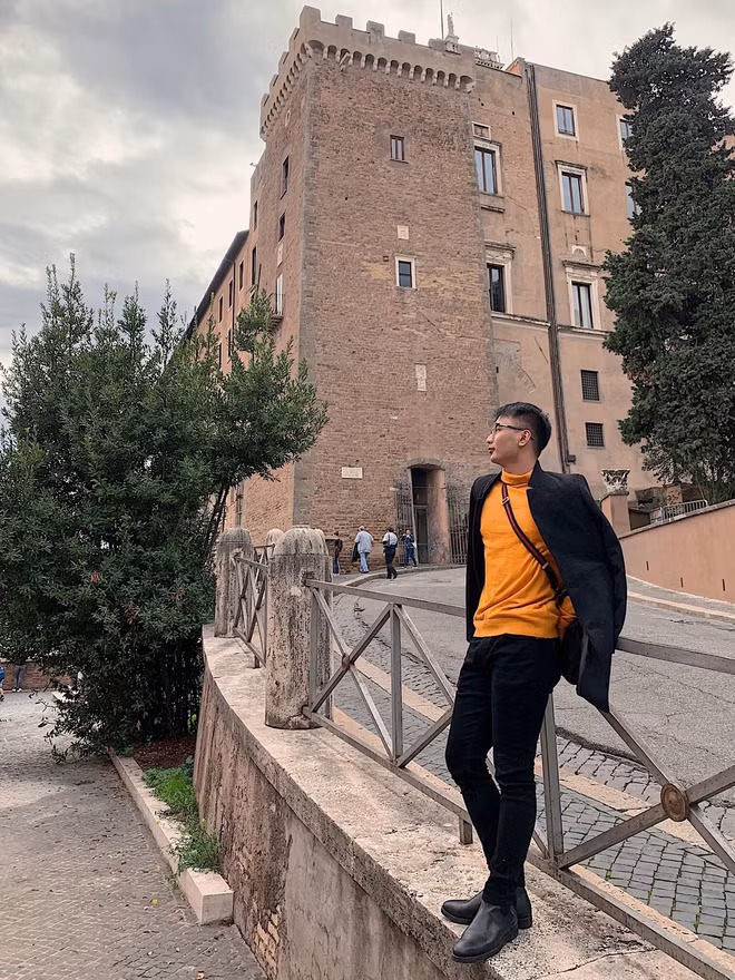 Sau 7 năm, cựu thí sinh Olympia có cuộc sống khá thoải mái và rất chăm đi check-in ở nhiều nơi sang chảnh