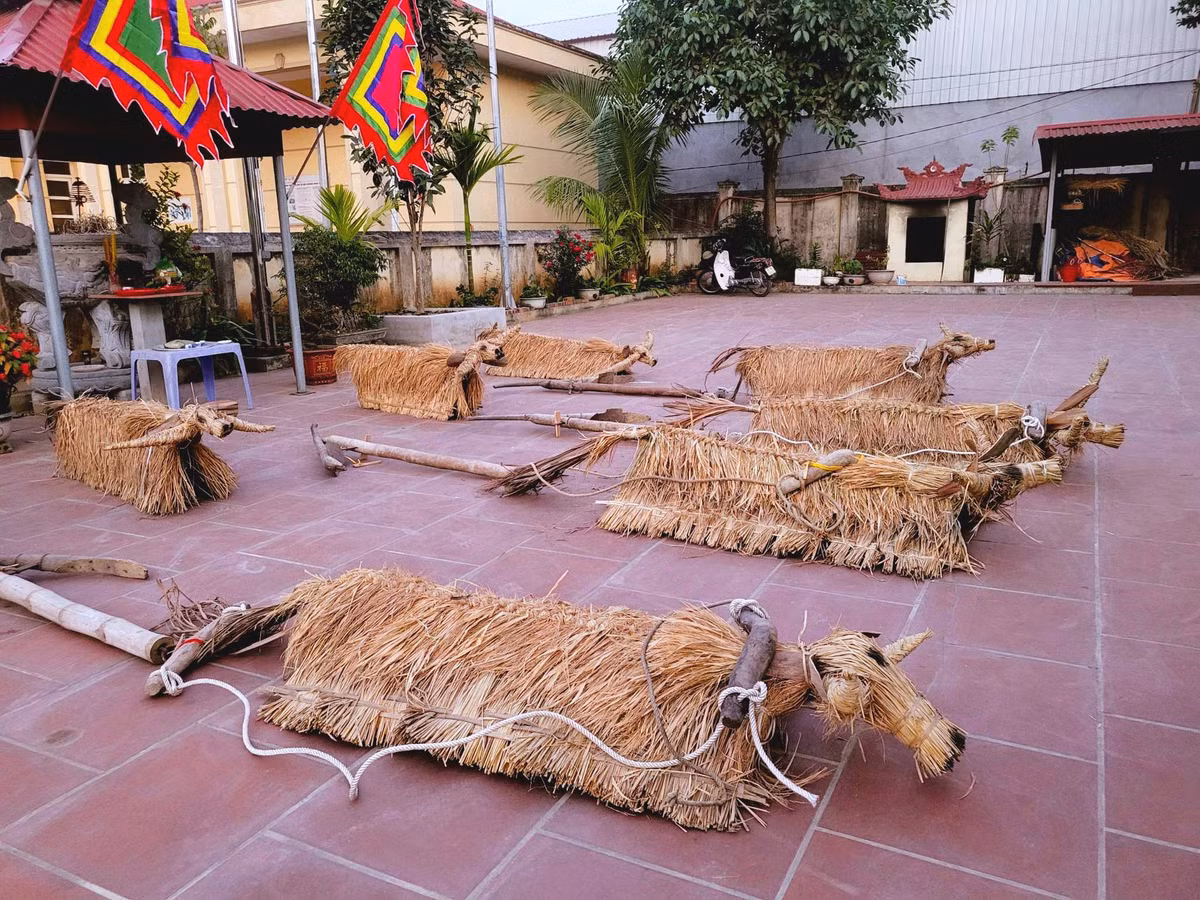 Cứ đến mùng 4 Tết hàng năm, người dân xa Đại Đồng (Vĩnh Tường - Vĩnh Phúc) lại nô nức tổ chức, tham dự lễ hội "Trâu rơm bò rạ".