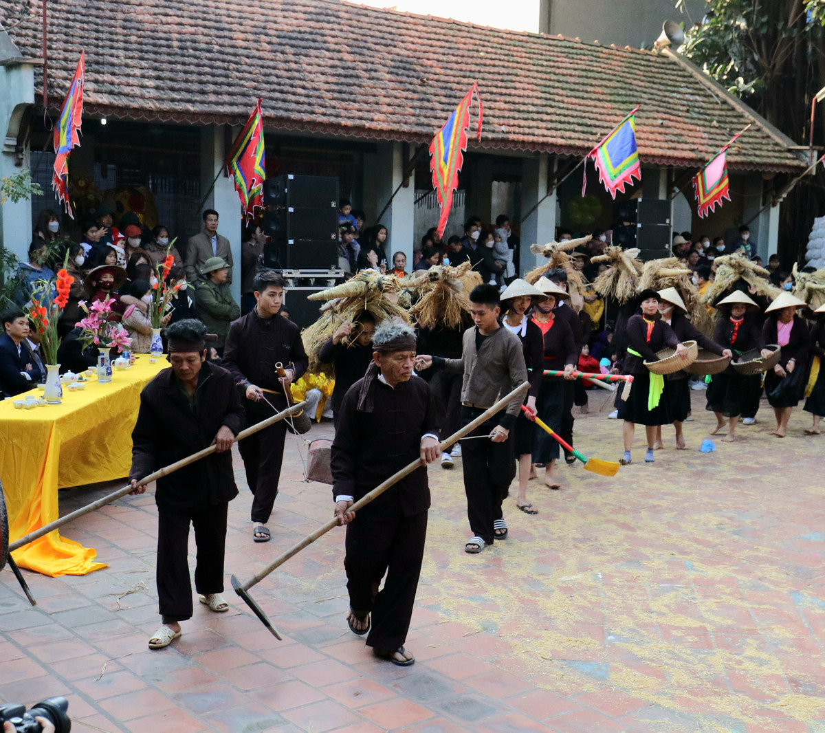 Theo tìm hiểu của PV, Lễ hội "Trâu rơm bò dạ" được phục dựng lại năm 1996 giữ nguyên những nét cốt lõi của lễ hội xưa. Tất cả đều tham gia, bày trò nơi sân miếu vào đầu năm, tạo nên bức tranh xuân rộn ràng, đong đầy giá trị nhân văn.