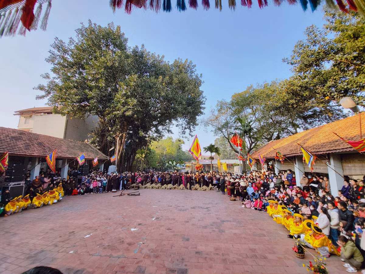 Nằm ở huyện Vĩnh Tường, tỉnh Vĩnh Phúc, xã Đại Đồng cũng như bao vùng quê thuần nông khác, người dân nơi đây luôn mong muốn mưa thuận gió hòa trong đầu năm mới để có được vụ mùa bội thu.