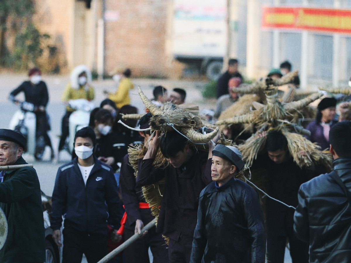 Với ý nghĩa cầu cho một năm mưa thuận gió hòa, mùa màng bội thu, 2 làng Đồng Vệ và Bích Đại lại tập trung ở miếu làng để diễn lại tích xưa.