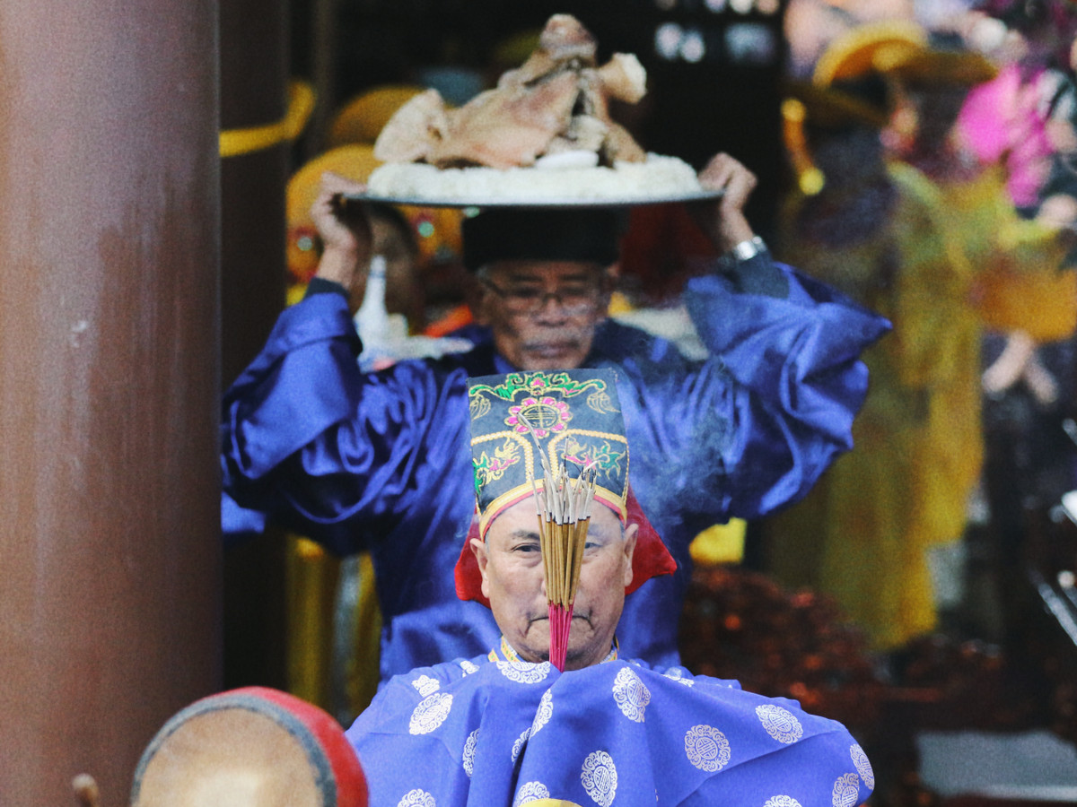 Từ rất sớm, người dân 2 làng Đồng Vệ và Bích Đại đã tập trung, các chú "trâu, bò" rơm rạ được sắp xếp ra trước sân đình và các cụ cao niên kiểm tra trước khi tiến lên miếu xã Đại Đồng để làm lễ.