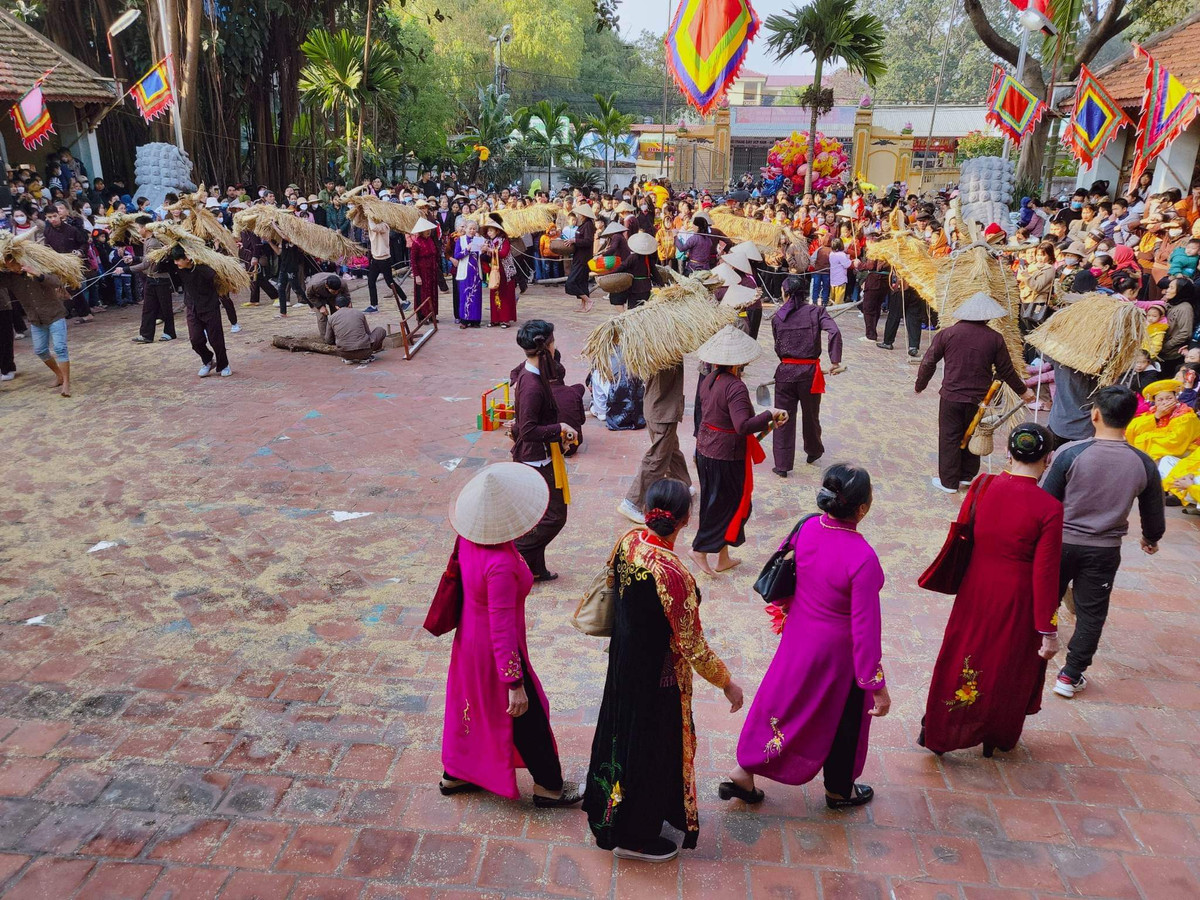 Phần chính của phần hội đó là tái hiện các hoạt động "tứ dân chi nghiệp": Nông dân, thầy đồ, học trò, thợ mộc. Họ tượng trưng cho 4 tầng lớp: Sĩ, nông, công, thương.
