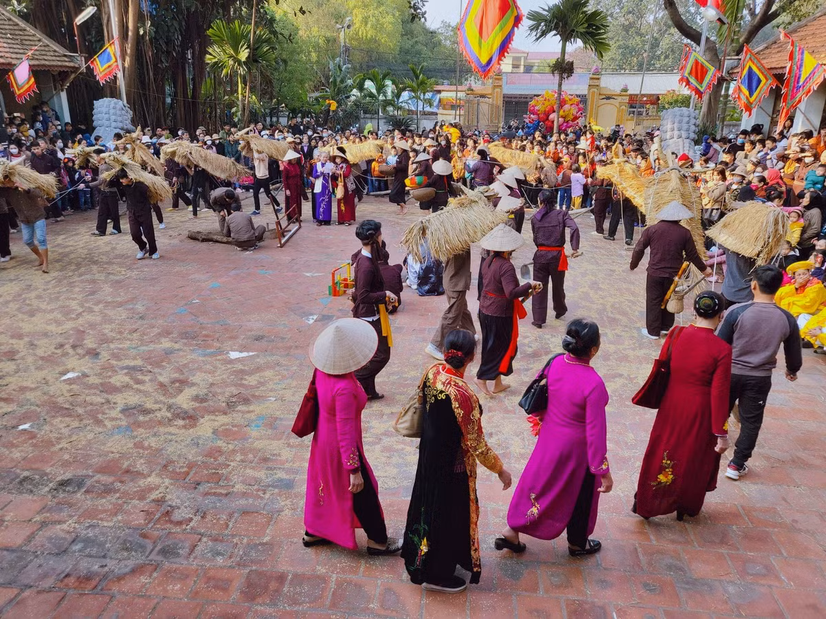 Phần chính của phần hội đó là tái hiện các hoạt động "tứ dân chi nghiệp": Nông dân, thầy đồ, học trò, thợ mộc. Họ tượng trưng cho 4 tầng lớp: Sĩ, nông, công, thương.