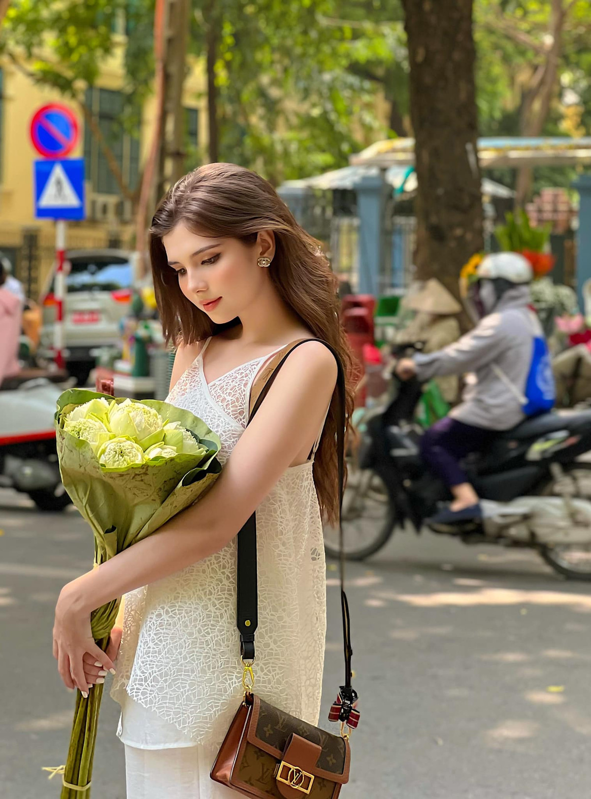 Sau khi tốt nghiệp cấp ba, Xuân Mai đỗ vào khoa Quản trị Kinh doanh của trường Đại học Quốc tế - Đại học Quốc gia TP.HCM.