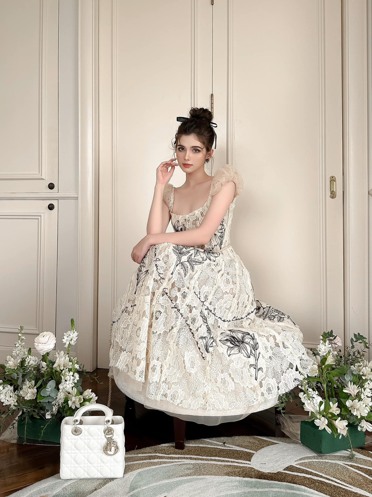 Biểu cảm mơ màng cùng thần thái ngút ngàn khiến các bộ ảnh nghệ thuật của Xuân Mai nhận được nhiều sự quan tâm.