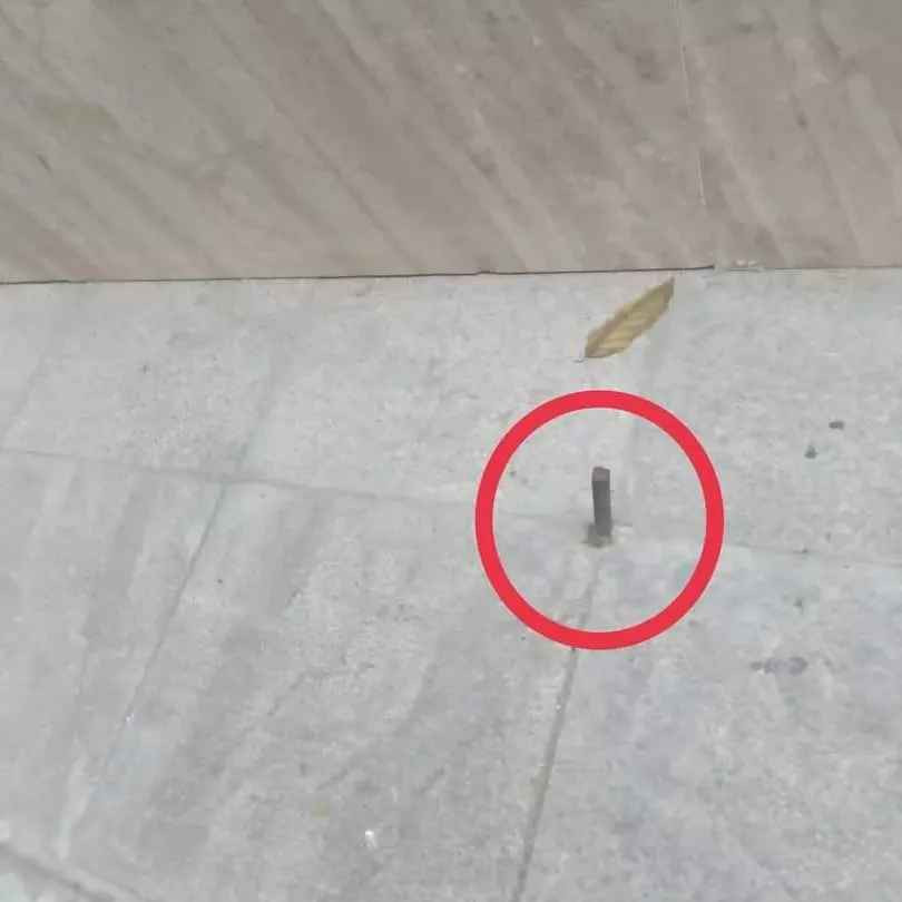 Cụ thể, khi xây dựng, ngôi nhà có để chừa ra một khoảng lề chiều rộng tầm 40cm - 50cm. Không ít lần tài xế đỗ xe vô ý thức lấn chiếm cả phần lề này khiến chủ nhà bức xúc. Dường như không hài lòng việc mọi người sử dụng lề nhà miễn phí, người này đã đóng đinh lên để “cảnh cáo”. Ảnh: Fanpage B.V