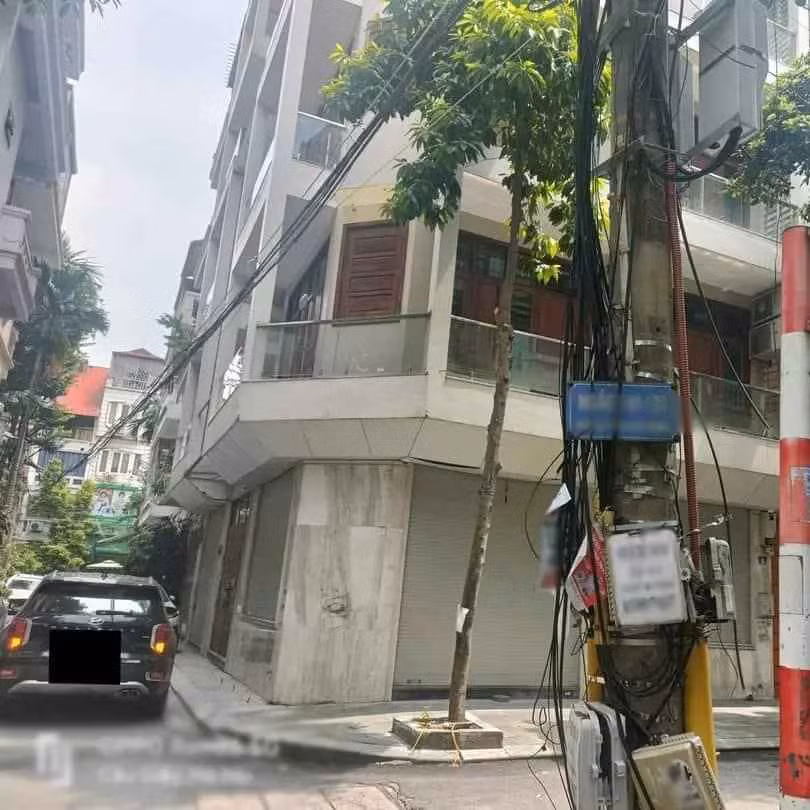 Không rõ có ô tô nào từng trở thành nạn nhân khi lỡ đỗ lên không nhưng nhiều người cho rằng hành động này mang đến rất nhiều rủi ro. Ảnh: Fanpage B.V