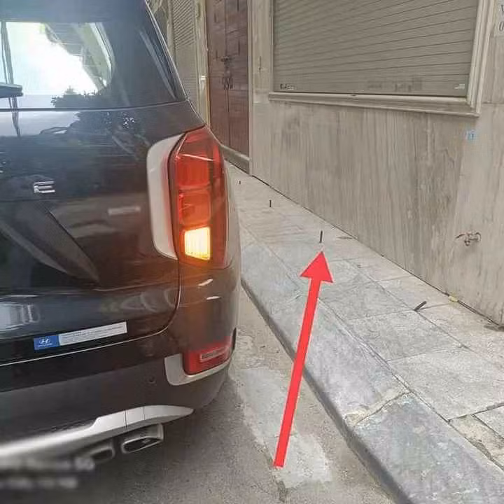 Mới đây, dân mạng đã chia sẻ những bức ảnh ghi lại cách một gia đình áp dụng hình thức ngăn chặn đỗ xe chắn cửa nhà cũng như lấn chiếm lề đường nhà mình gây tranh cãi. Ảnh: Fanpage B.V